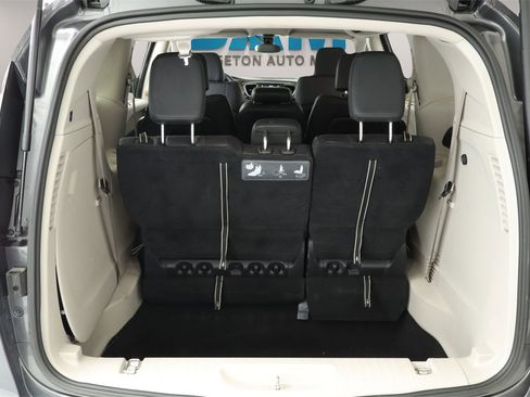 Used 2019 Chrysler Pacifica Touring-L image 31