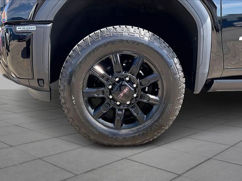 Used 2025 GMC Sierra 2500 AT4 w/ AT4 Premium Plus Package AWD/4WD image 11