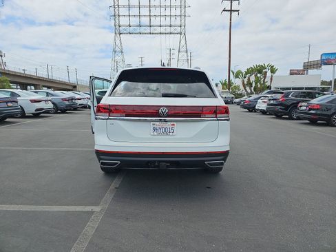 Used 2024 Volkswagen Atlas SE w/ Panoramic Sunroof Package FWD image 11