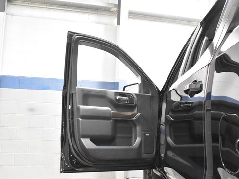 Used 2020 Chevrolet Silverado 1500 LT Trail Boss w/ Midnight Edition AWD/4WD image 9