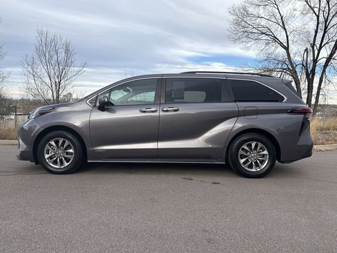 Used 2021 Toyota Sienna XLE image 4
