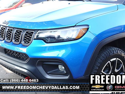 Used 2025 Jeep Compass Trailhawk AWD/4WD image 3