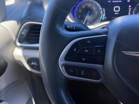 Used 2023 Chrysler Pacifica Touring-L FWD image 11
