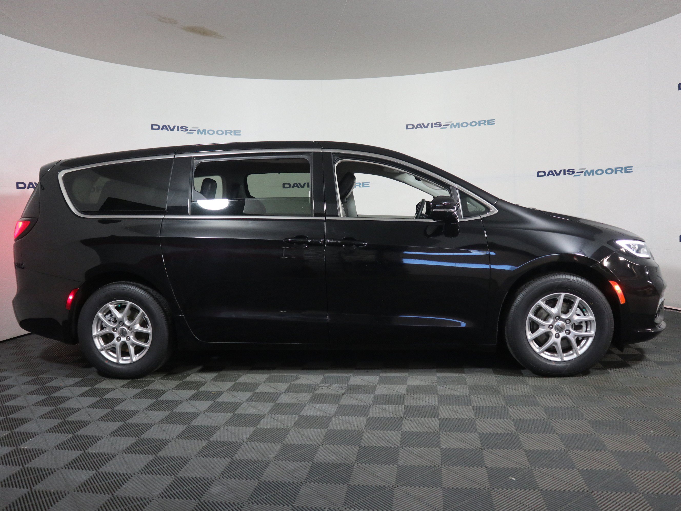 Used 2024 Chrysler Pacifica Touring-L FWD image 4