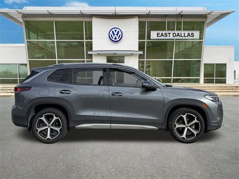 Certified 2025 Volkswagen Tiguan SE image 2