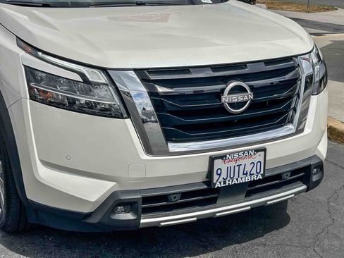 Certified 2024 Nissan Pathfinder SL w/ SL Premium Package FWD image 6