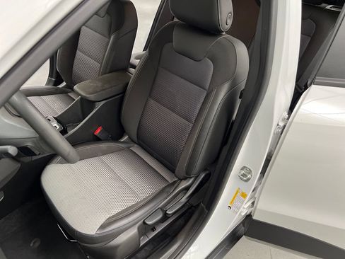 Used 2025 Chevrolet Trax LT FWD image 11