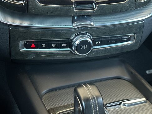 Used 2022 Volvo XC60 T8 R-Design w/ Advanced Package AWD/4WD image 20
