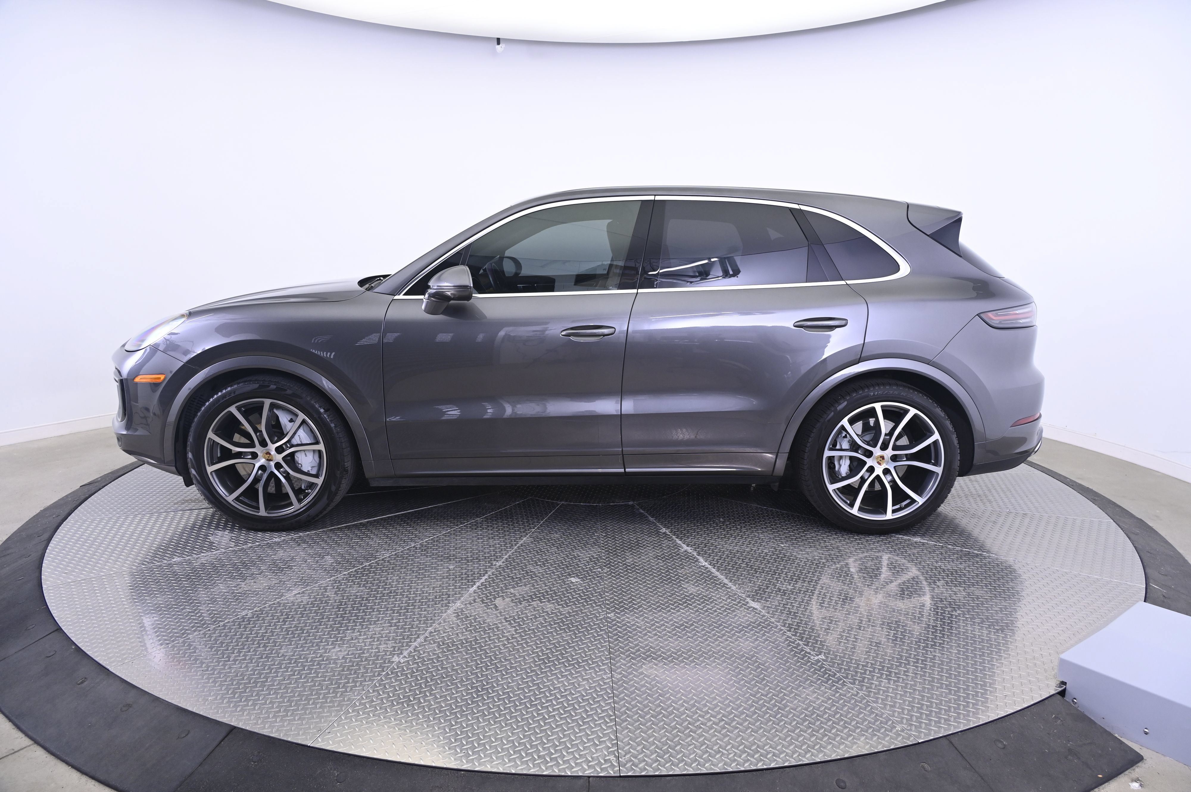 Certified 2023 Porsche Cayenne Turbo AWD/4WD image 2