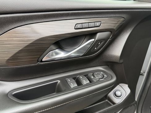 Used 2024 GMC Terrain SLT image 18