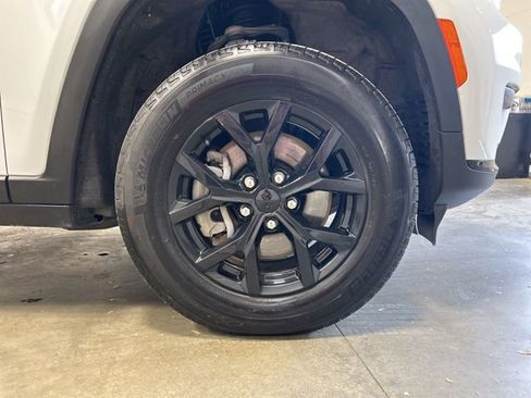 Used 2024 Jeep Grand Cherokee L Altitude AWD/4WD image 11