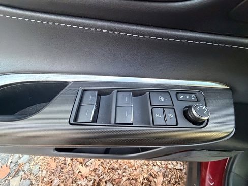 Used 2022 Toyota Venza XLE image 19