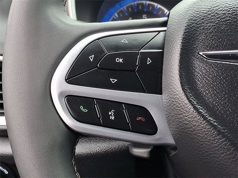 Used 2025 Chrysler Pacifica Select image 22