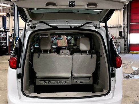 Used 2017 Chrysler Pacifica Limited image 31