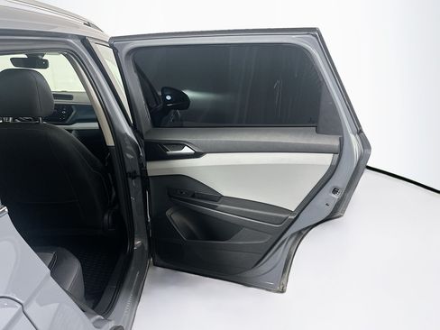Used 2022 Volkswagen Taos SE w/ Panoramic Sunroof Package FWD image 32