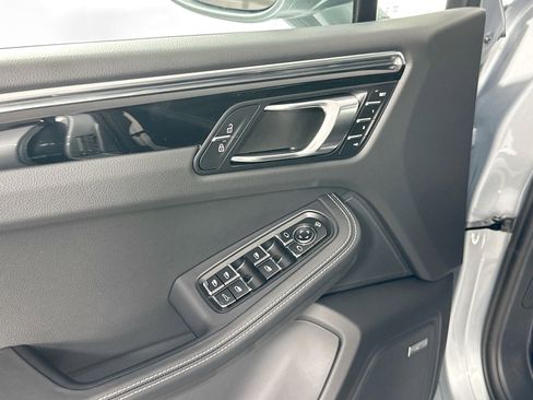 Certified 2025 Porsche Macan image 32