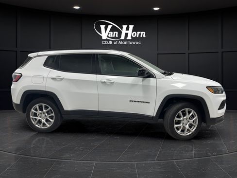 Used 2024 Jeep Compass Latitude w/ Sun and Sound Group AWD/4WD image 8
