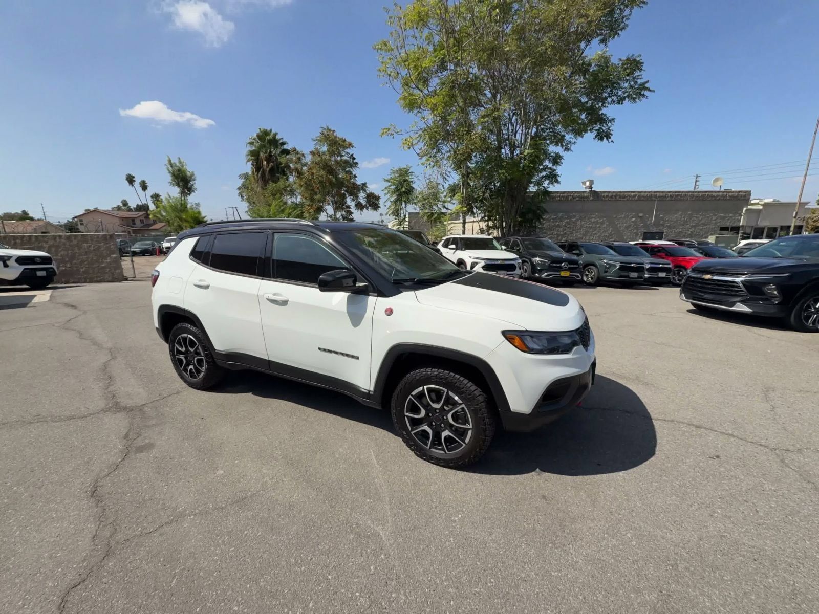 Used 2025 Jeep Compass Trailhawk AWD/4WD image 2
