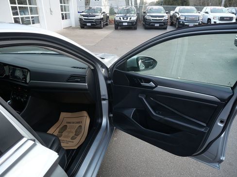 Used 2019 Volkswagen Jetta SE w/ Cold Weather Package image 18