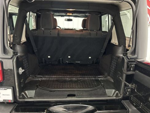Used 2018 Jeep Wrangler Unlimited Sahara AWD/4WD image 11
