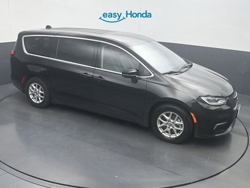 Used 2023 Chrysler Pacifica Touring-L FWD image 19