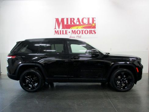 Used 2022 Jeep Grand Cherokee Altitude image 6