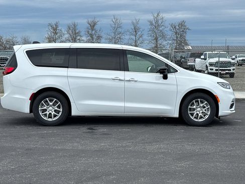 New 2026 Chrysler Pacifica Select image 2