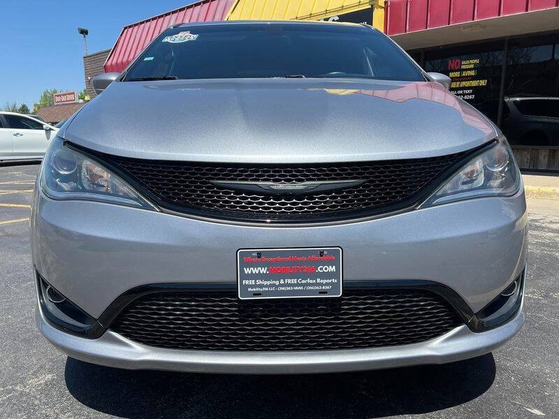 Used 2018 Chrysler Pacifica Touring Plus w/ S Appearance Package FWD image 9