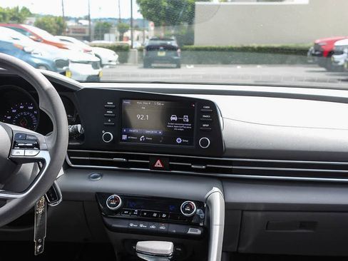 Certified 2022 Hyundai Elantra SEL FWD image 17