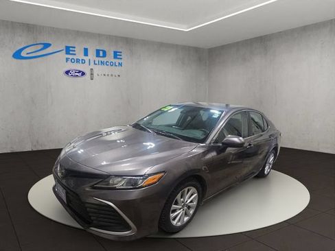 Used 2022 Toyota Camry LE FWD image 5