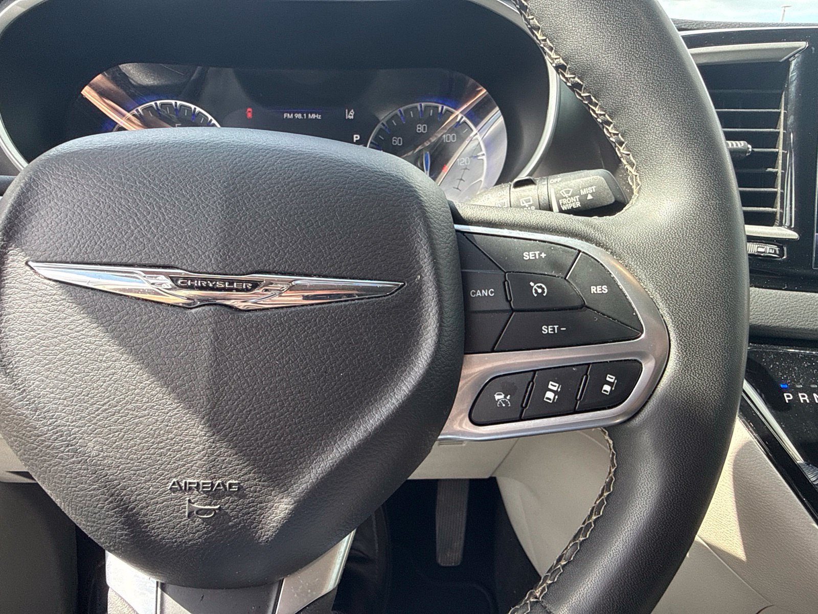 Used 2024 Chrysler Pacifica Touring-L FWD image 17