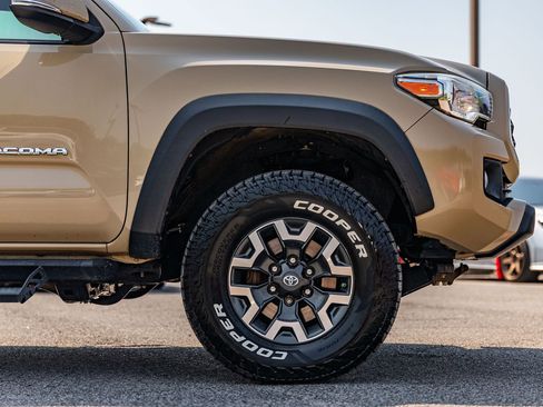 Used 2018 Toyota Tacoma TRD Off-Road AWD/4WD image 9