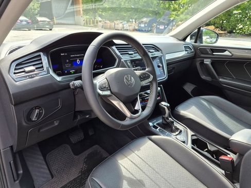 Used 2022 Volkswagen Tiguan SE w/ Panoramic Sunroof Package AWD/4WD image 13
