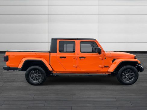 Used 2025 Jeep Gladiator Sport image 3