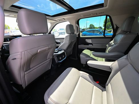 Used 2025 Ford Expedition Active AWD/4WD image 22