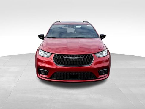 New 2026 Chrysler Pacifica Limited w/ Uconnect Theater Family Group image 2