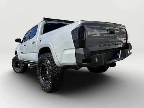Used 2018 Toyota Tacoma TRD Sport RWD image 2