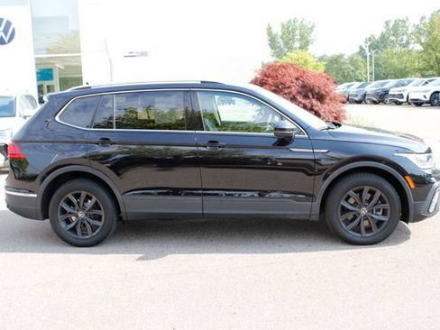 Used 2024 Volkswagen Tiguan SE w/ Panoramic Sunroof Package AWD/4WD image 2