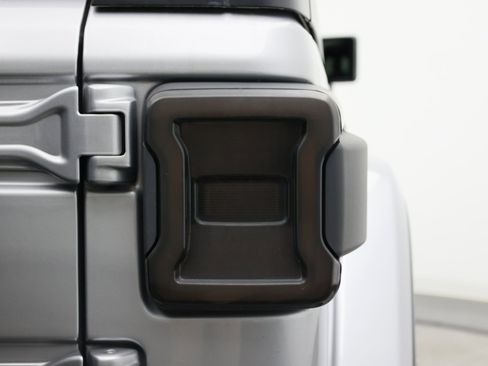 Used 2020 Jeep Wrangler Unlimited Sahara AWD/4WD image 7