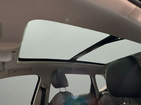 Used 2023 Volkswagen Taos SE w/ Panoramic Sunroof Package FWD image 26