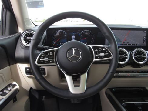Used 2023 Mercedes-Benz GLB 250 4MATIC image 23