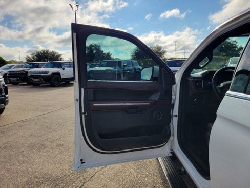 Used 2022 Ford Expedition Limited image 13