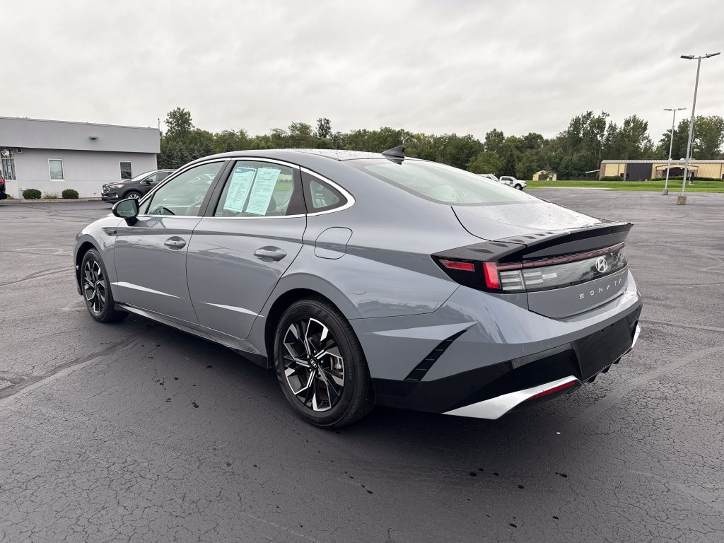 Used 2025 Hyundai Sonata SEL FWD image 2