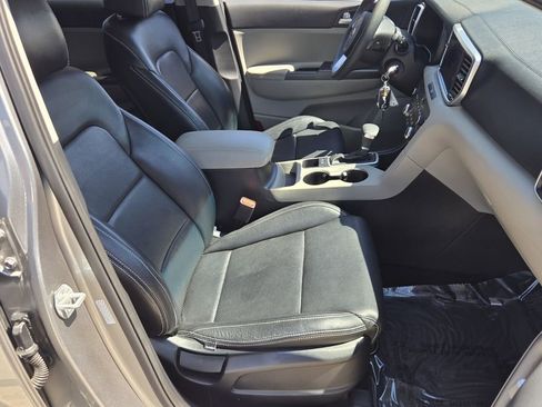 Used 2022 Kia Sportage LX image 16