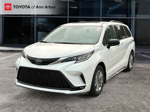 Used 2023 Toyota Sienna XSE w/ XSE Plus Package AWD/4WD image 2