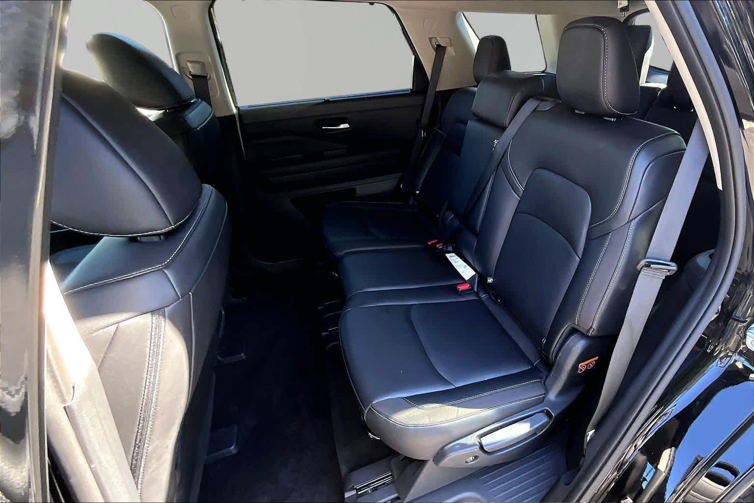 Used 2025 Nissan Pathfinder SL AWD/4WD image 21