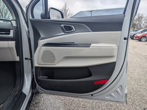 Used 2022 Kia Carnival LX image 31