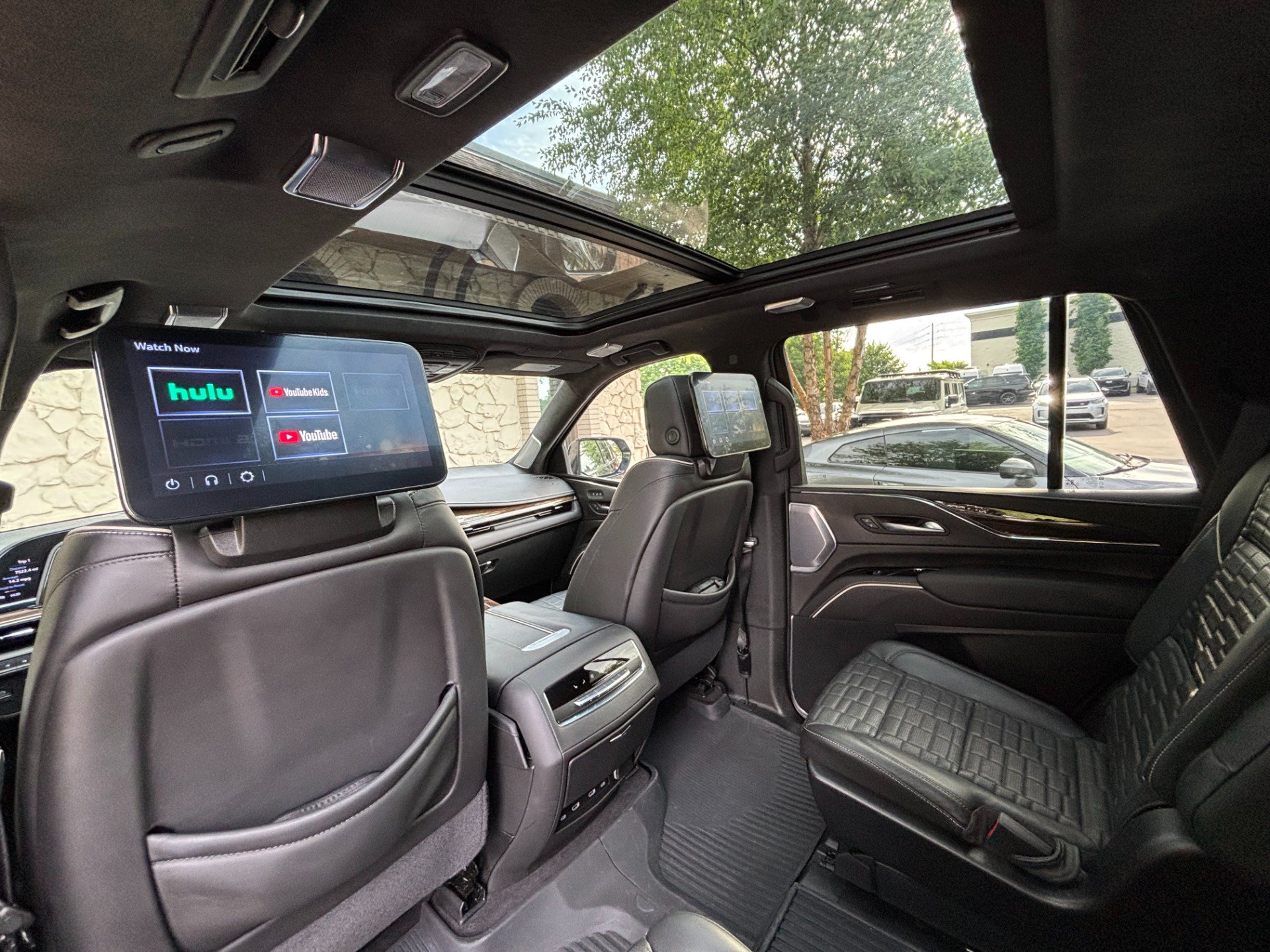 Used 2024 Cadillac Escalade Premium Luxury Platinum AWD/4WD image 29