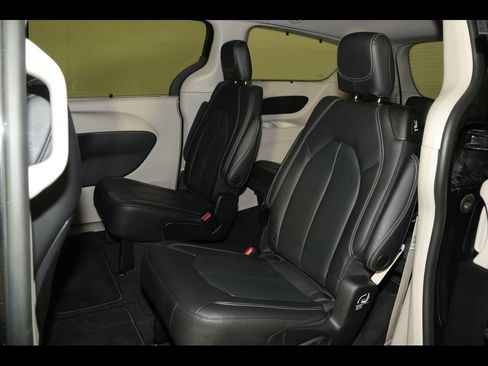 Used 2022 Chrysler Pacifica Touring-L image 28