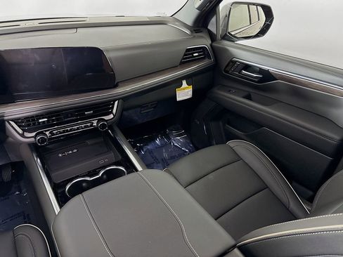 New 2025 Chevrolet Suburban Premier image 24